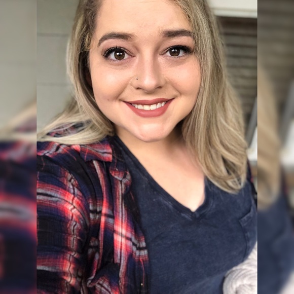 Meet your Posher, Caitlin - Picture 3 of 5